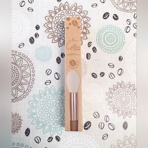 Essence Coffee To Glow Limited Edition Scented Highlighter Brush